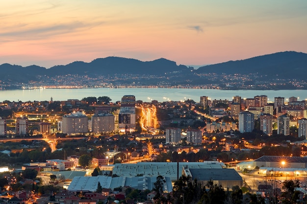 Widok na piękny zachód słońca nad miastem Vigo w Galicji, Hiszpania.