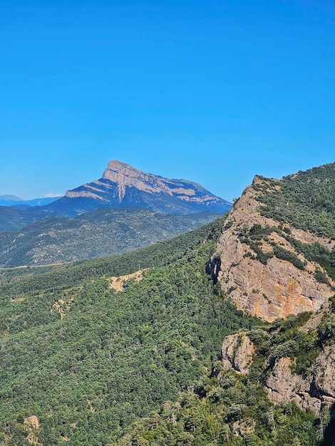 Widok na Pireneje z Santa Cruz de la Seros w Huesce