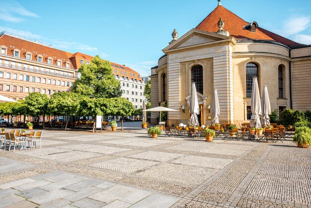 Widok Na Plac Gendarmenmarkt W Pobliżu Francuskiej Katedry Z Kawiarnią W Porannym świetle W Berlinie