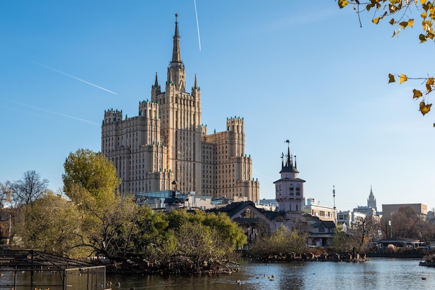 Widok na plac Kudrinskaya z moskiewskiego zoo