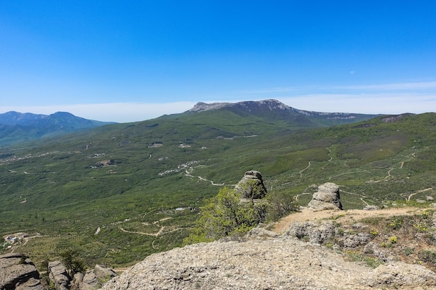 Widok na płaskowyż ChatyrDag ze szczytu pasma górskiego Demerdzhi na Krymie w Rosji