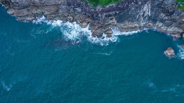 Widok na plażę Enseada w Guaruj, Brazylia. skały i błękitne morze na wybrzeżu. Widok z góry