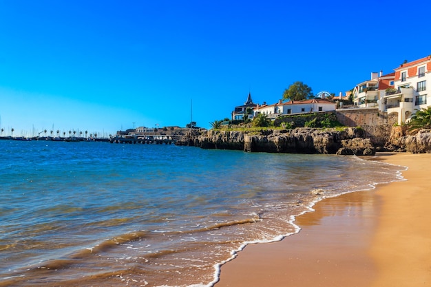 Widok na plażę i Ocean Atlantycki w dzielnicy Cascais w Lizbonie w Portugalii