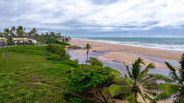 Widok na plażę Imbassai, Bahia, Brazylia. Piękna plaża na północnym wschodzie z rzeką?