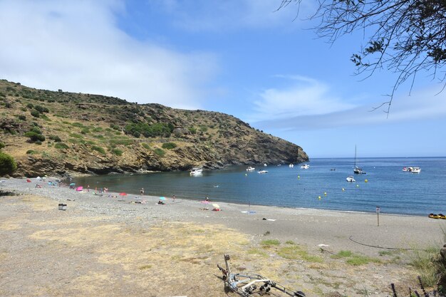 Widok na plażę Joncols w Alt Emporda Girona w prowincji Katalonia Hiszpania