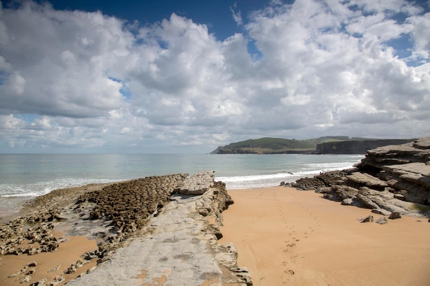 Widok na plażę Langre, Santander, Hiszpania