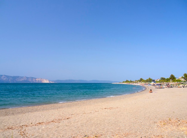 Widok na plażę na Morzu Egejskim na greckiej wyspie Evia w Grecji w słoneczny dzień