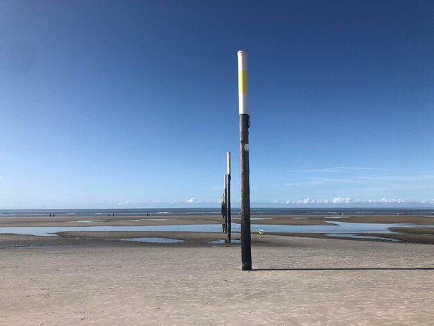 Widok na plażę na tle jasnego niebieskiego nieba