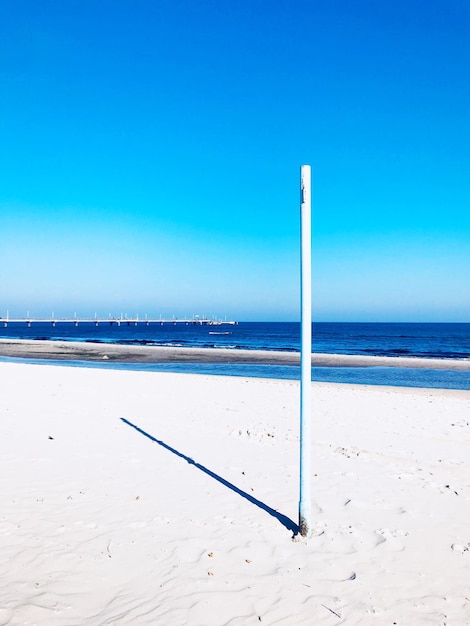 Zdjęcie widok na plażę na tle jasnego niebieskiego nieba