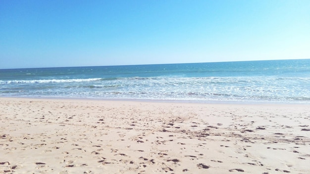 Widok na plażę na tle jasnego niebieskiego nieba