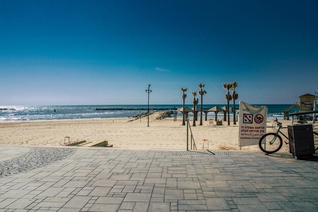 Widok na plażę na tle jasnego niebieskiego nieba