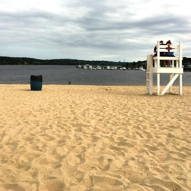 Widok na plażę na tle nieba