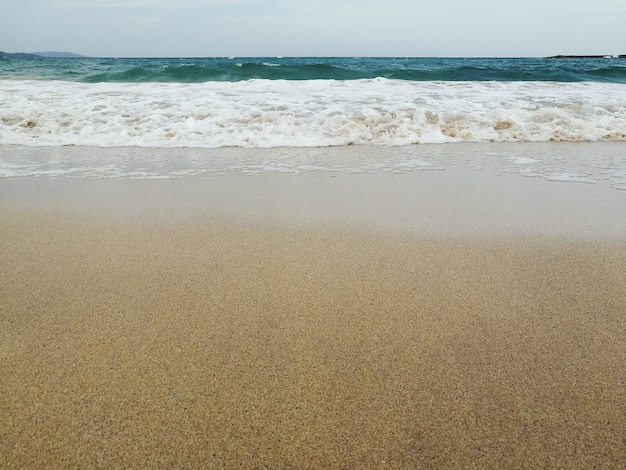 Widok na plażę na tle nieba