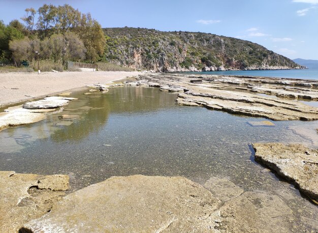 Widok na plażę na tle nieba