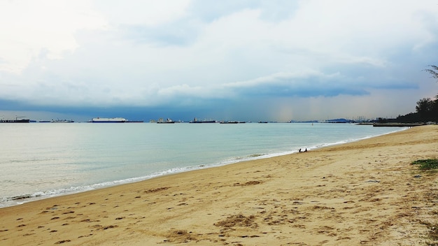 Zdjęcie widok na plażę na tle nieba