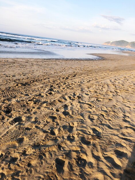 Zdjęcie widok na plażę na tle nieba