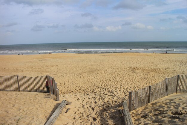 Zdjęcie widok na plażę na tle nieba