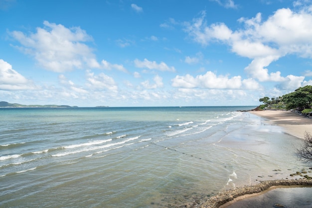 Widok na plażę na tle nieba