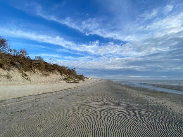 Widok na plażę na tle nieba