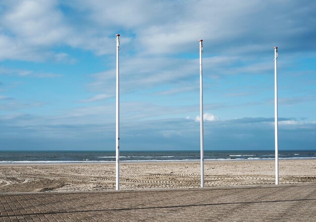 Widok na plażę na tle nieba