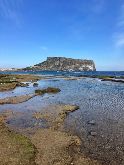 Widok na plażę na tle niebieskiego nieba