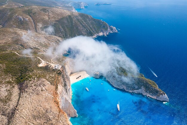 Widok na plażę Navagio Wyspa Zakynthos Grecja Krajobraz z lotu ptaka Lazurowa woda morska Skały i morze Letni krajobraz z powietrza