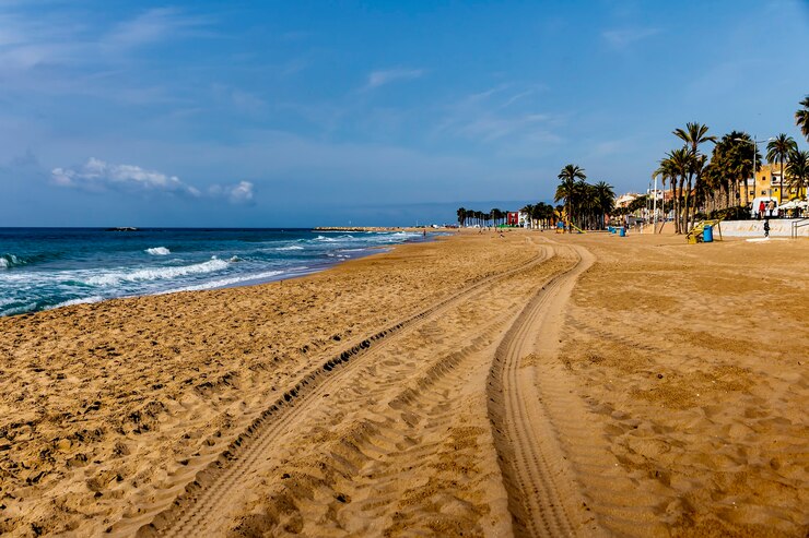 Widok na plażę Villajoyosa ze śladami opon na piasku, Alicante, Hiszpania.