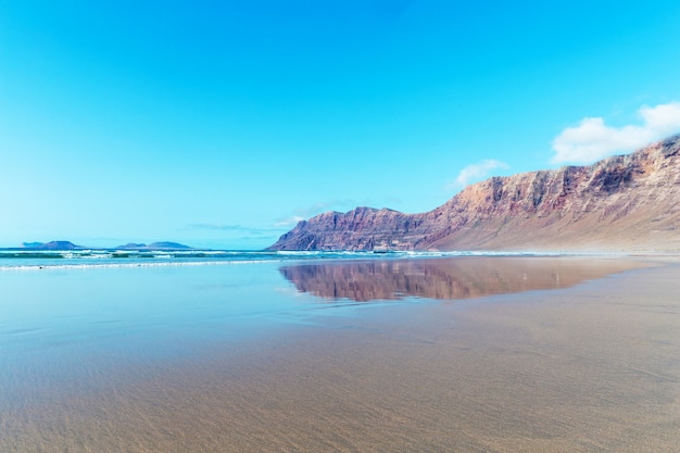 Widok na plażę w Caleta de Famara na Lanzarote.