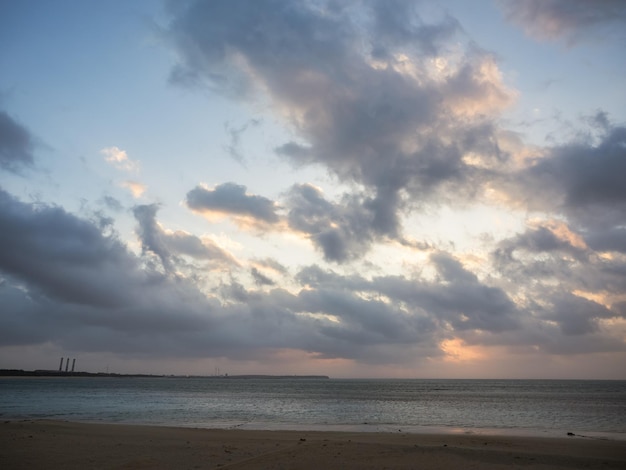 widok na plażę w czasie wschodu słońca