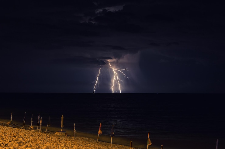 Zdjęcie widok na plażę w nocy