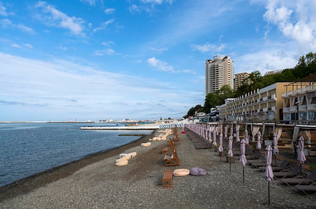 Widok na plaże wzdłuż ulicy Primorsky w słoneczny poranek Terytorium Krasnodar Soczi Rosja