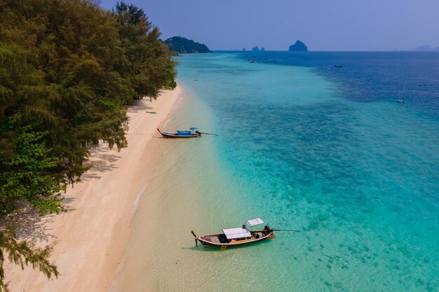 widok na plaży wyspy Koh Kradan w Tajlandii