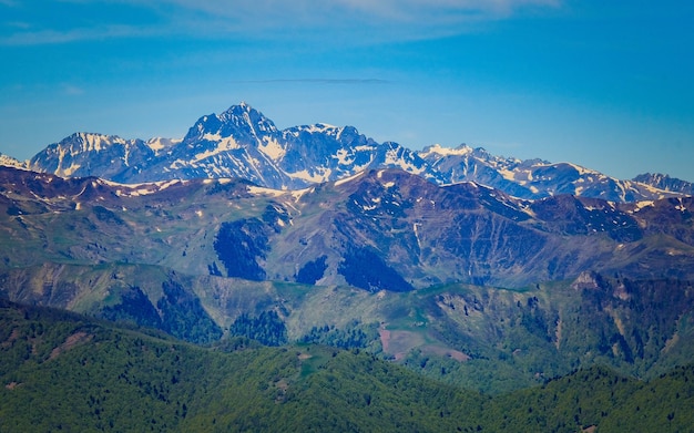 Widok na pokryte śniegiem pasmo Pirenejów ze szczytu Tuc de l'Etang (Francja)