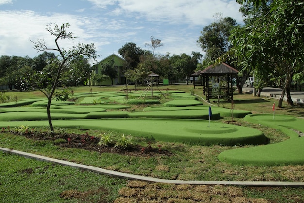 widok na pole golfowe i altankę