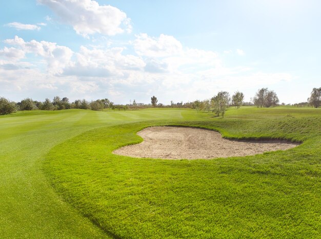 Zdjęcie widok na pole golfowe na tle nieba