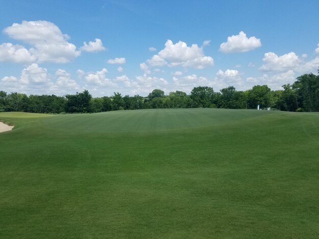 Zdjęcie widok na pole golfowe na tle nieba