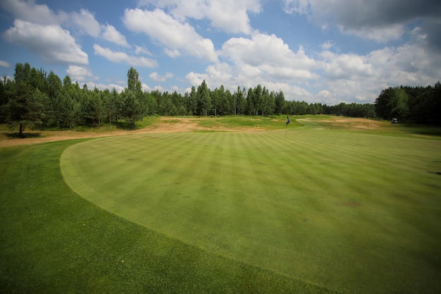 Zdjęcie widok na pole golfowe na tle nieba