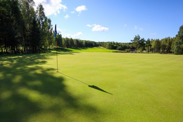 Zdjęcie widok na pole golfowe na tle nieba