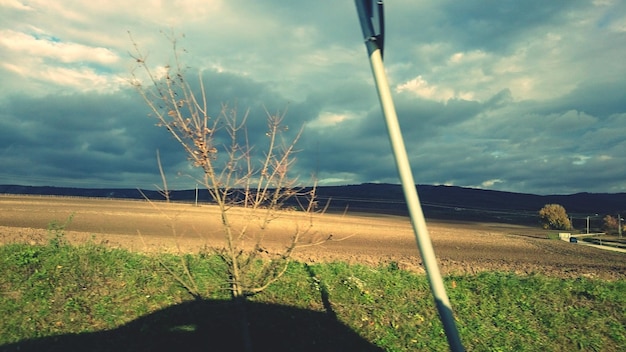 Zdjęcie widok na pole na tle chmurnego nieba