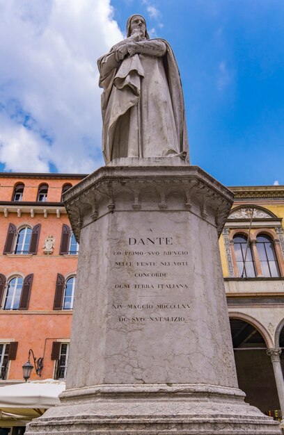 Widok na pomnik poety Dante Alighieri w Piazza dei Signori w Weronie, Włochy