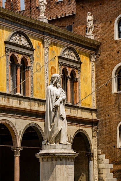 Widok na pomnik poety Dante Alighieri w Piazza dei Signori w Weronie, Włochy