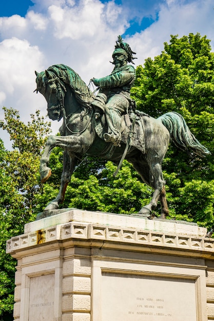 Widok na pomnik Vittorio Emanuele drugiego, króla Włoch na placu Bra w Weronie, Włochy