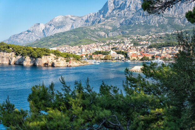 Widok na port i śródziemnomorskie miasto Makarska, Chorwacja.