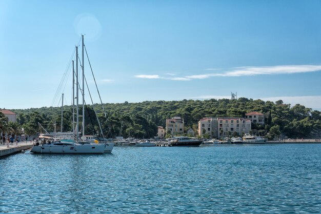 Widok na port i śródziemnomorskie miasto Makarska, Chorwacja.