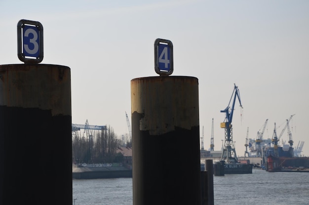 Zdjęcie widok na port na czyste niebo