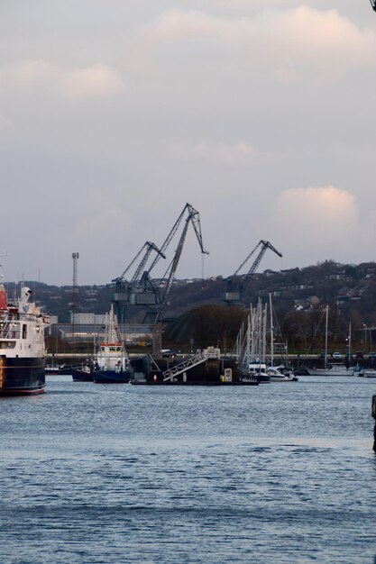 Zdjęcie widok na port na tle nieba