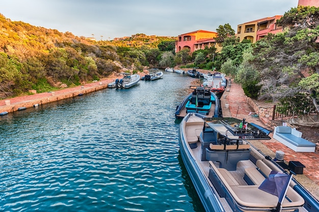 Widok Na Port Porto Cervo, Sardynia, Włochy. Miasto Jest Znanym Na Całym świecie Kurortem I Magnesem Luksusowych Jachtów Oraz Placem Zabaw Dla Miliarderów