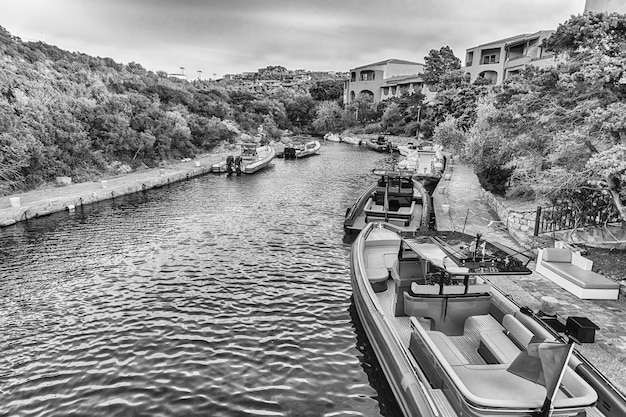 Widok Na Port Porto Cervo, Sardynia, Włochy. Miasto Jest Znanym Na Całym świecie Kurortem I Magnesem Luksusowych Jachtów Oraz Placem Zabaw Dla Miliarderów