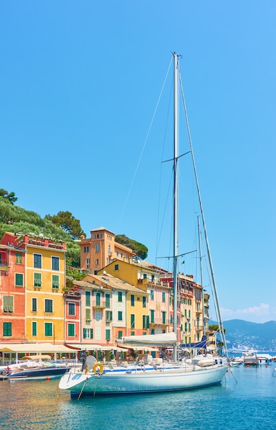 Widok na port w Portofino z żaglówką. Portofino, Liguria, Włochy