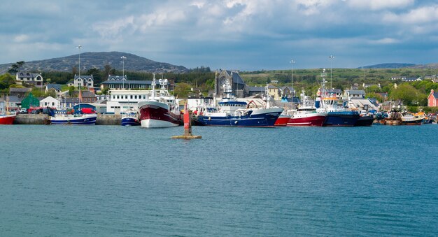 Widok na port ze statkami i otwór Castletown Bere na południu Irlandii i góry